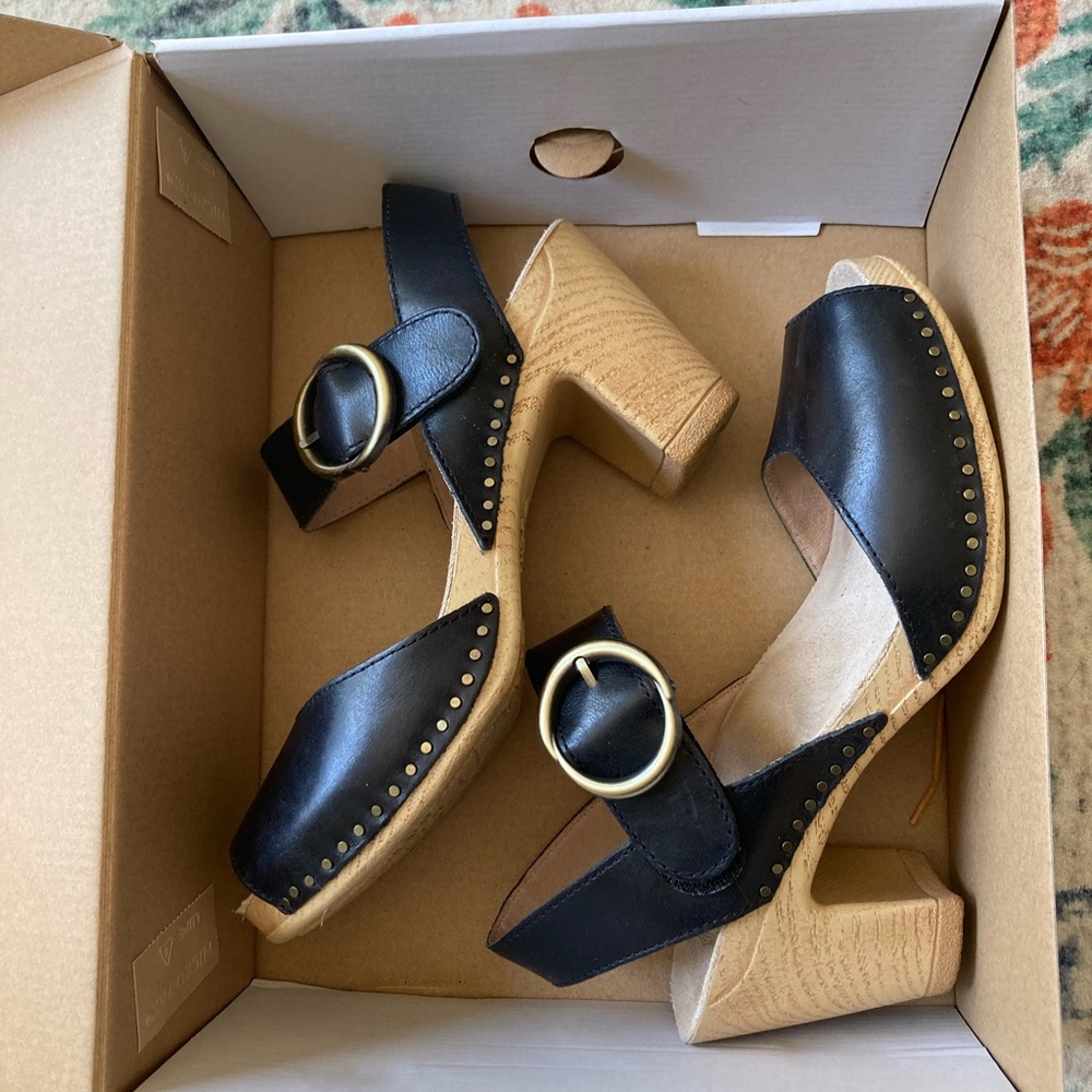 Dansko 36 Black Tamra Leather Block Heel Sandals with Gold Buckle euc
